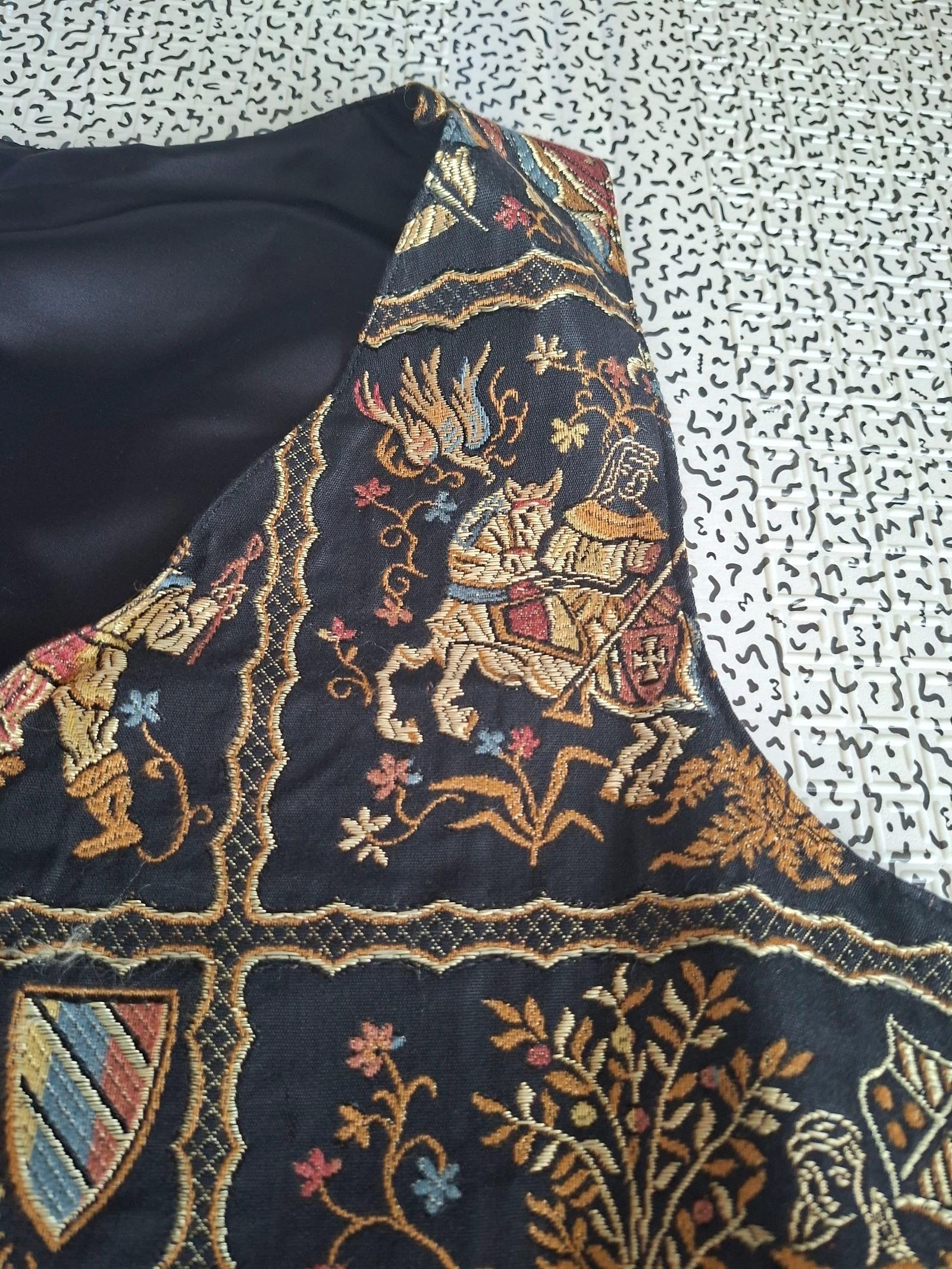 Colete vintage reversível jacquard tapeçaria medieval cavaleiro preto M L – photo 3